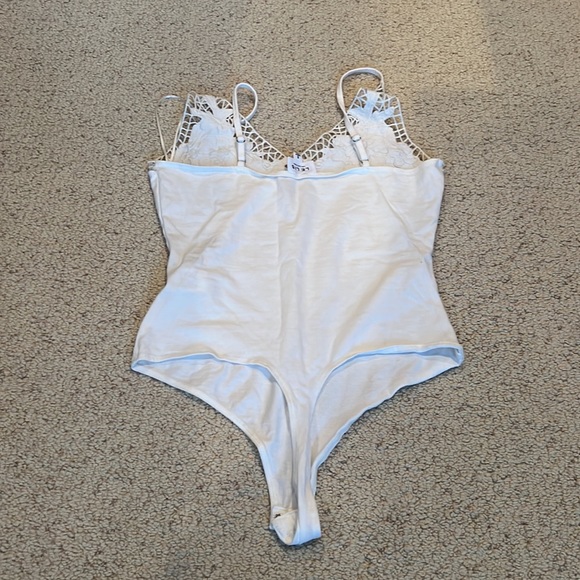 Le Lis Bodysuit - Picture 3 of 4